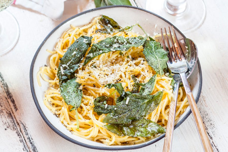 Salviapasta Salviapastaa lautasella.